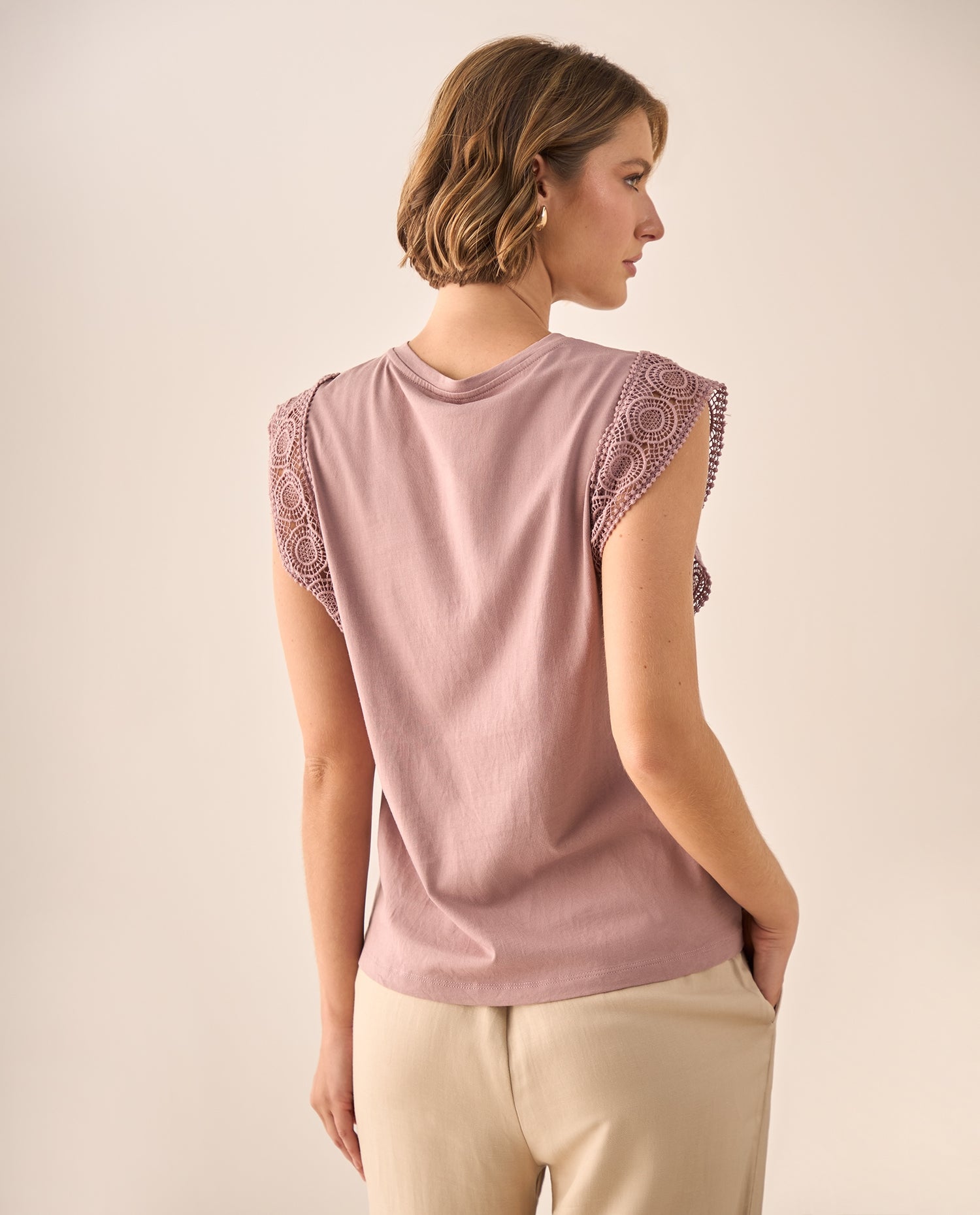 Camiseta con Encaje Decorativo - Rosa