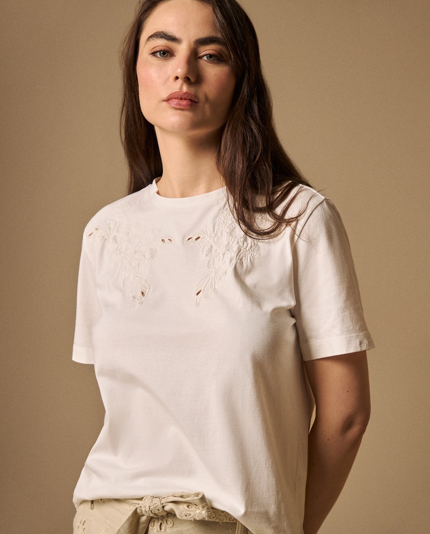 Camiseta con Bordados Florales Artesanales - Crudo