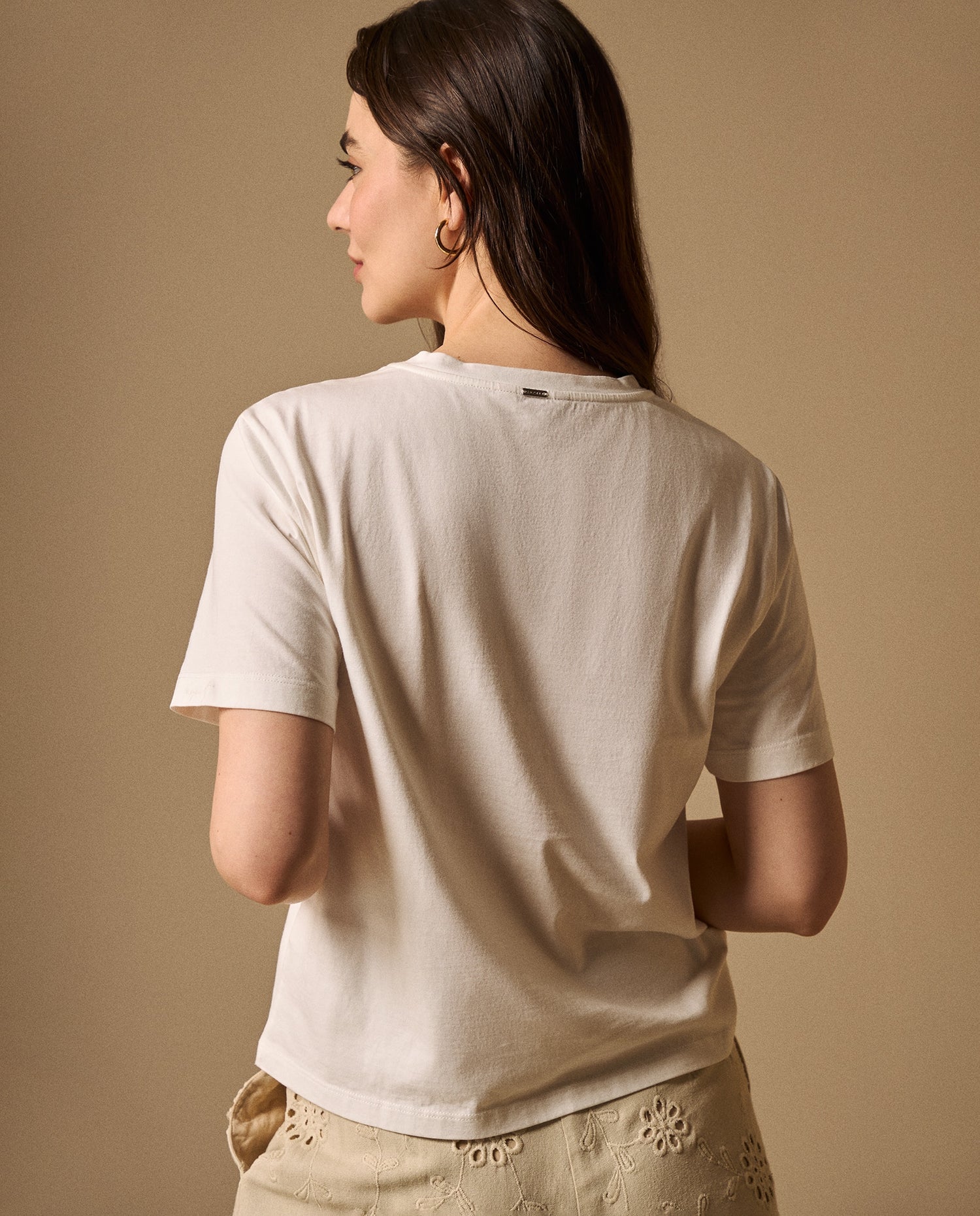 Camiseta con Bordados Florales Artesanales - Crudo