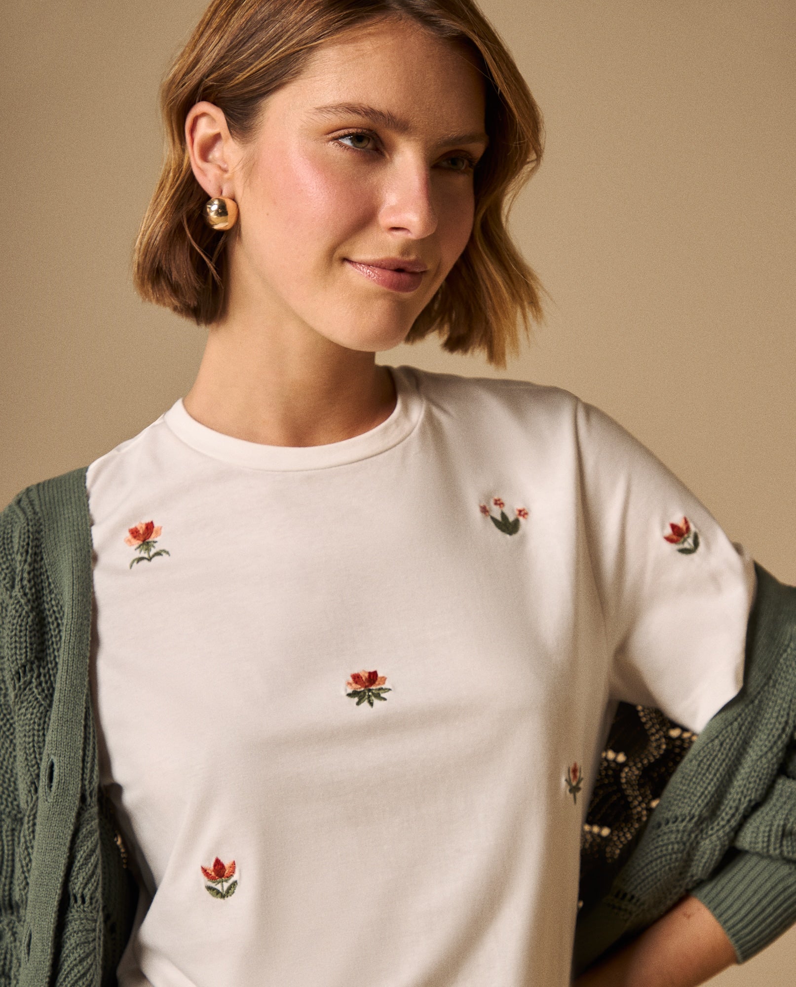 Camiseta Blanca con Bordados Florales - Crudo 34_609G016_CRU114201_0