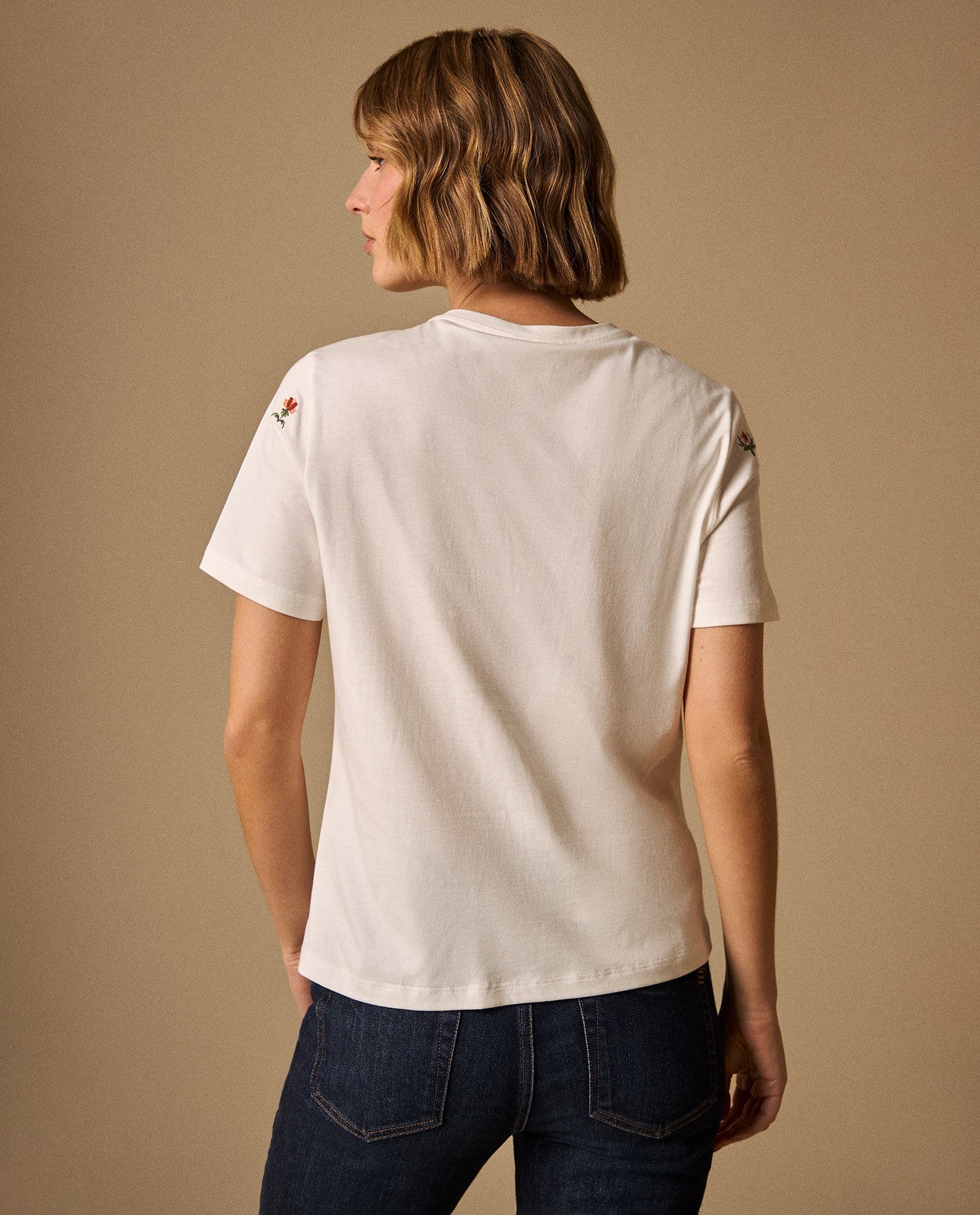 Camiseta Blanca con Bordados Florales - Crudo