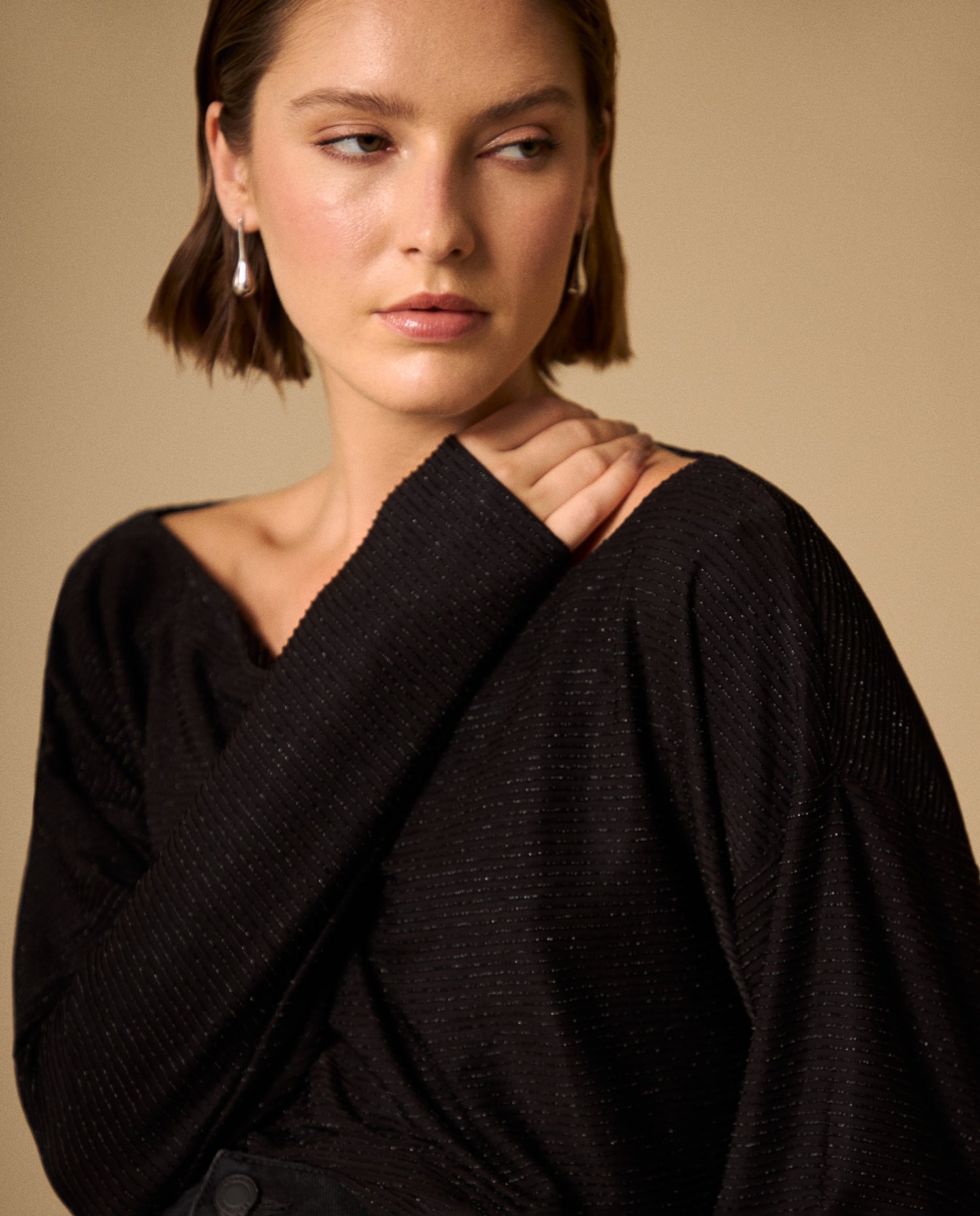 Camiseta Negra con Lurex Off-Shoulder - Negro