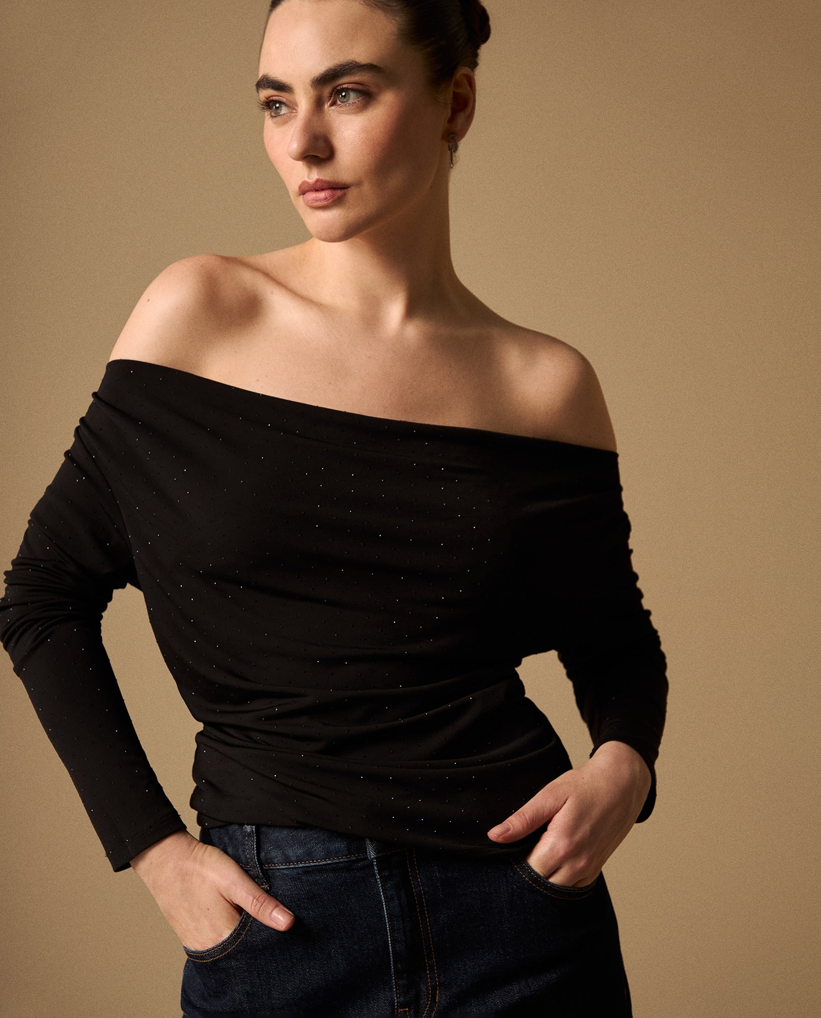 Camiseta Negra Off-Shoulder con Micro Brillos - Negro 34_609G034_NEG190303_0