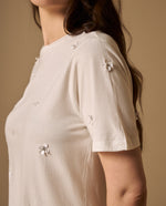 Camiseta con Flores Bordadas y Perlas - Blanco