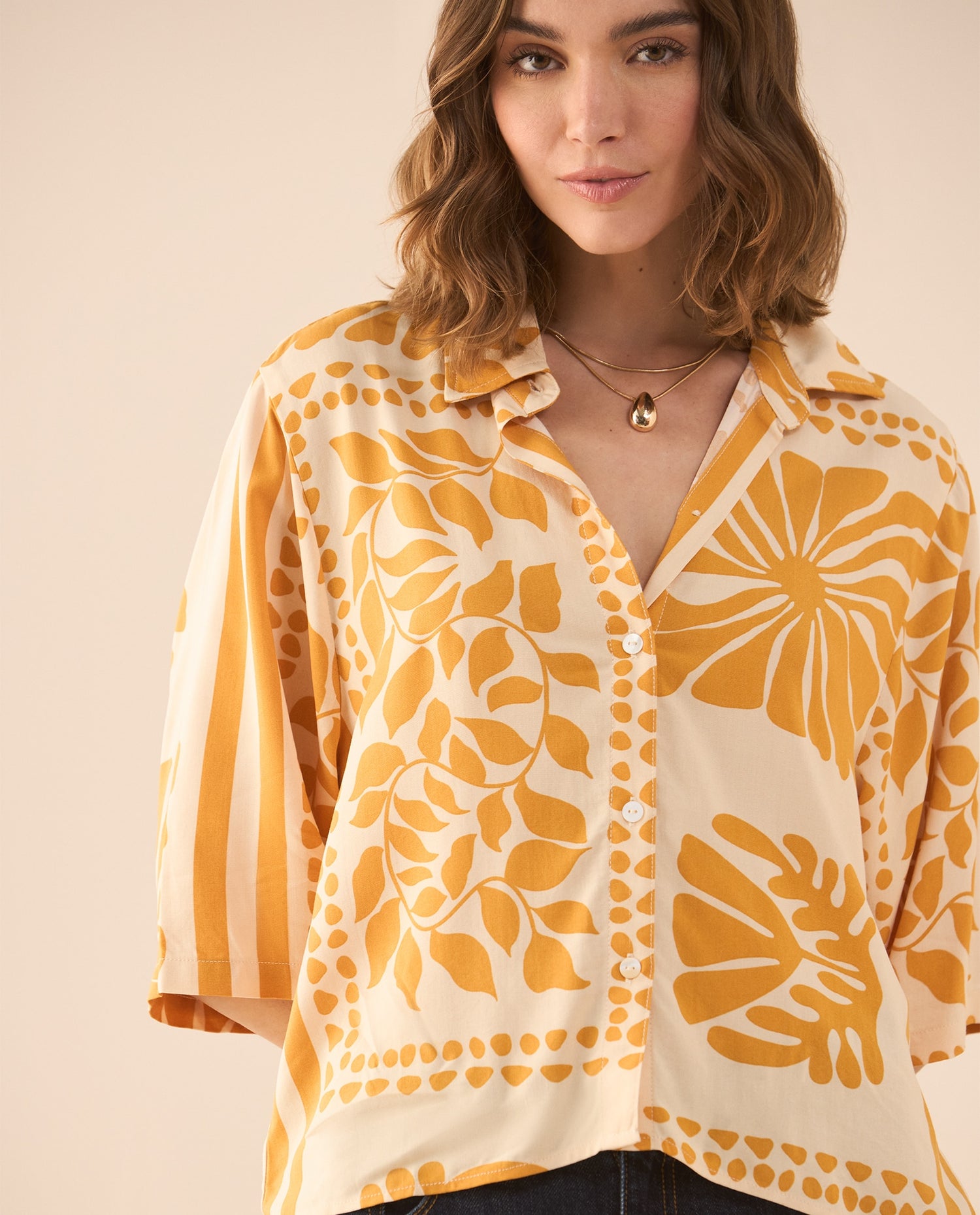 Camisa con estampado de flores para mujer - Crudo