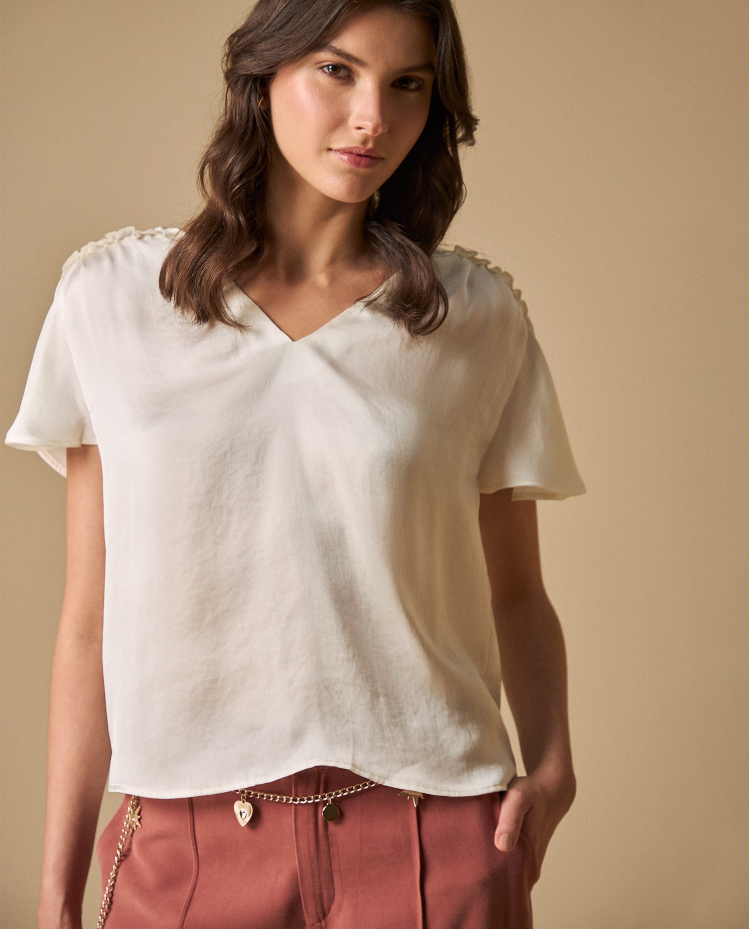 Camisa manga corta cuello en V con detalle fruncido - Blanco