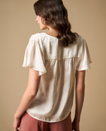 Camisa manga corta cuello en V con detalle fruncido - Blanco
