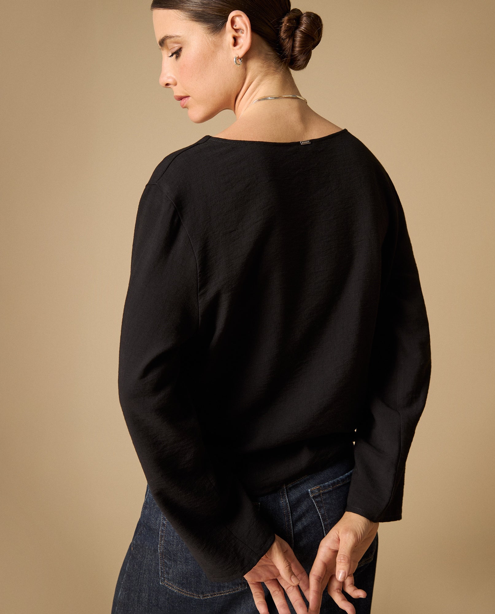 Camisa manga corta cuello en V silueta amplia - Negro 34_611H007_NEG190303_4