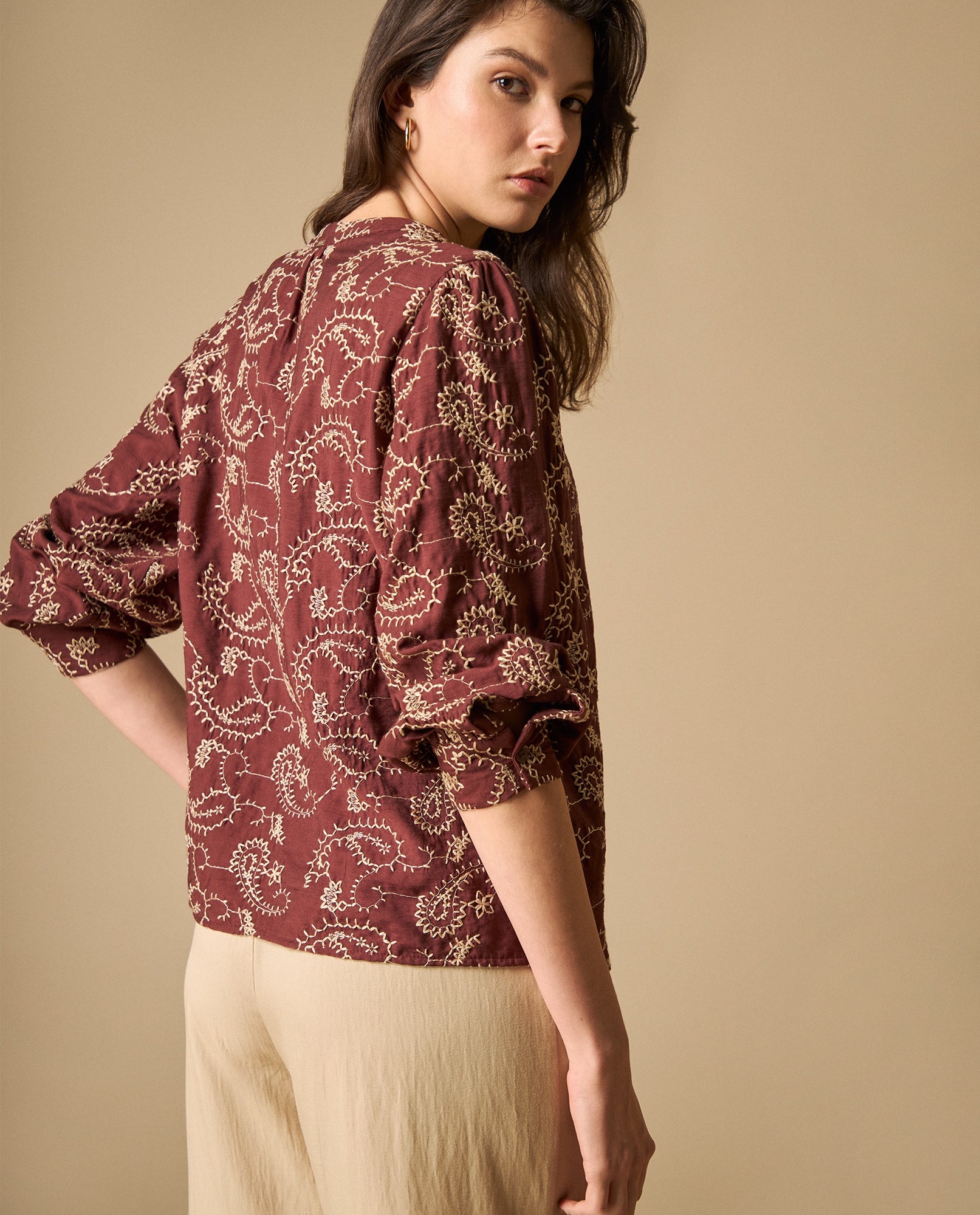 Camisa manga larga cuello en V silueta fluida - Cafe 34_611H027_CAF191327_4