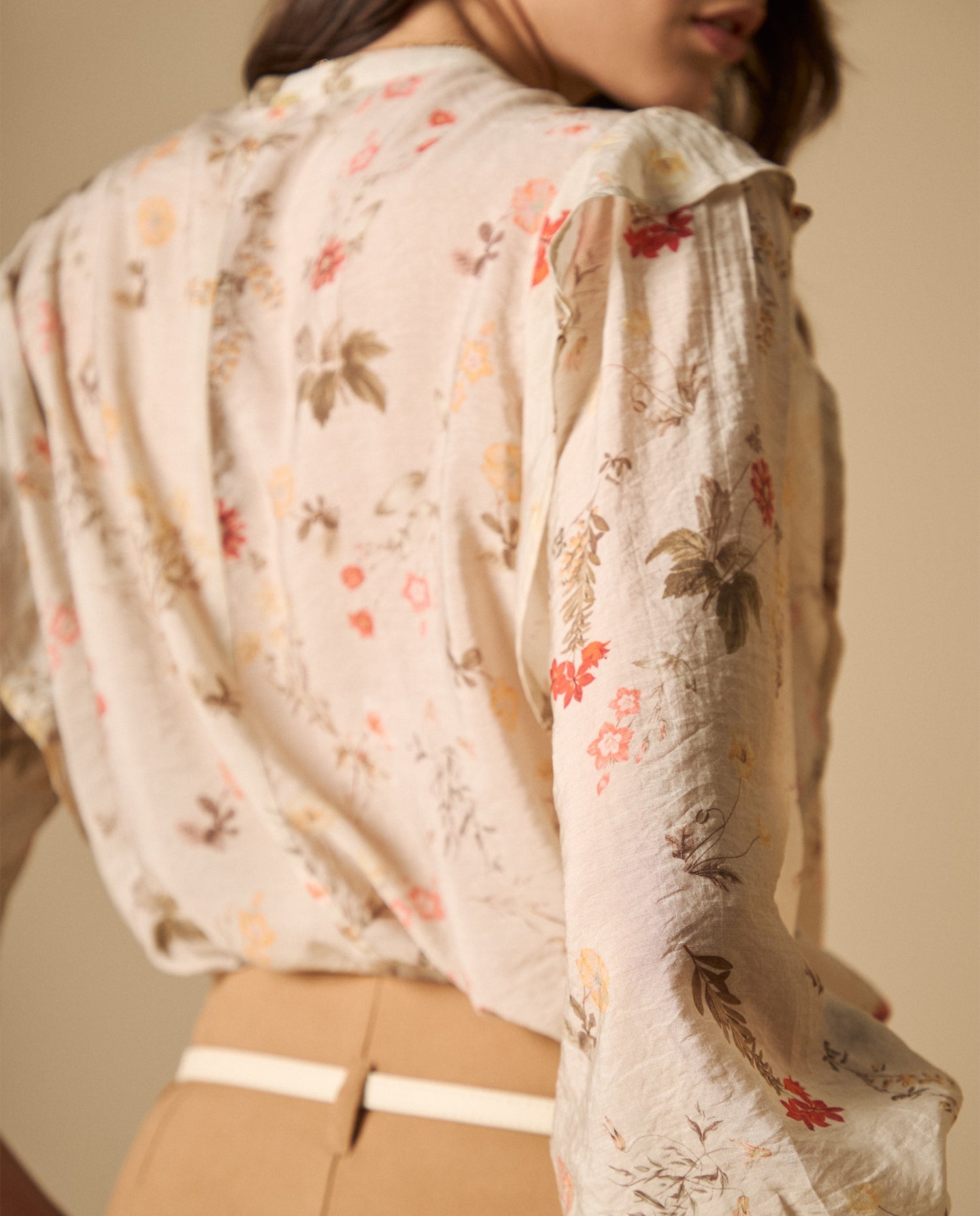 Camisa manga larga con volantes y amarre en escote - Blanco