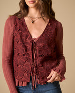 Camisa manga sisa con tejido floral y cuello en V - Morado