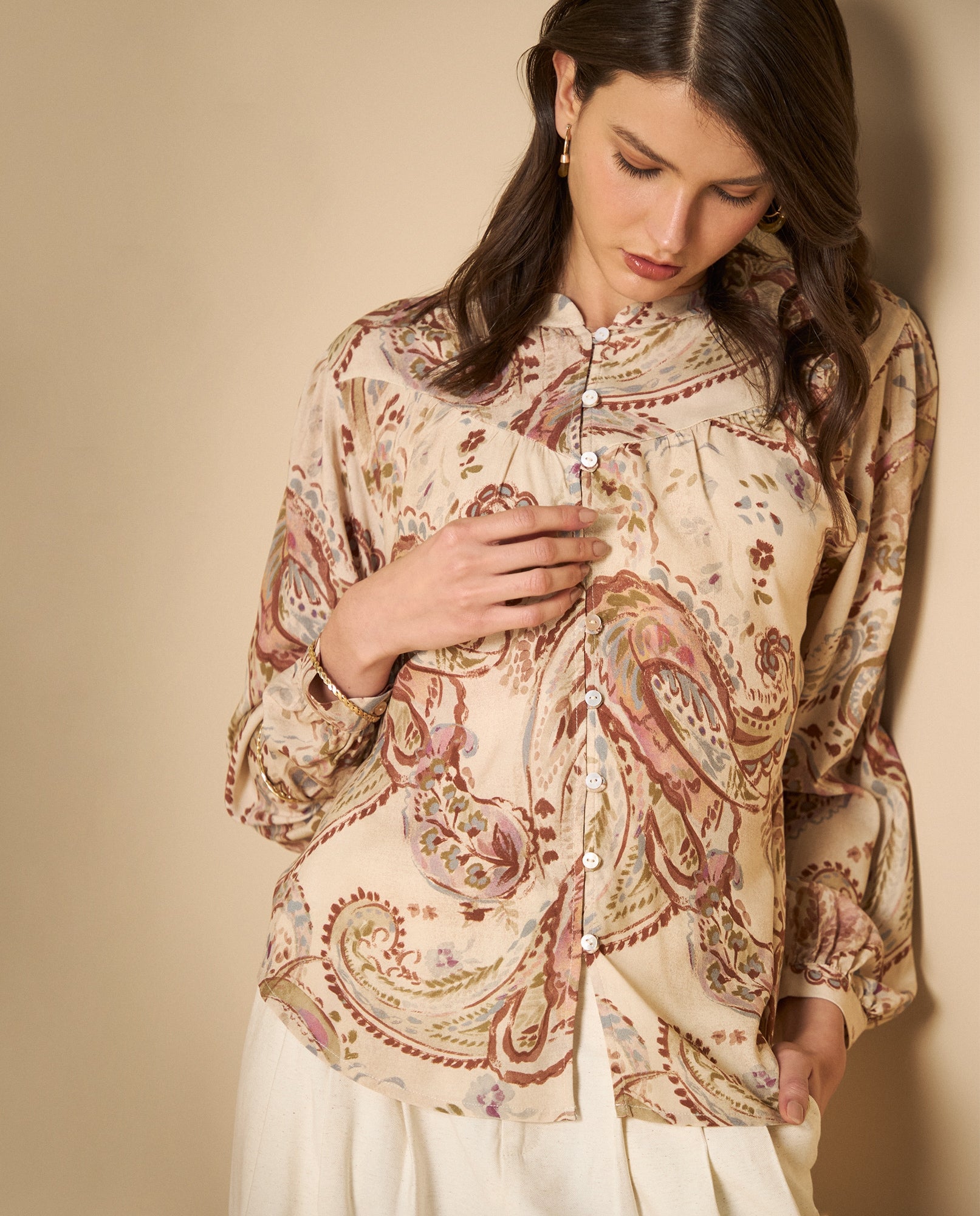 Camisa de viscosa manga larga cuello redondo - Crudo 34_611H041_CRU130000_0