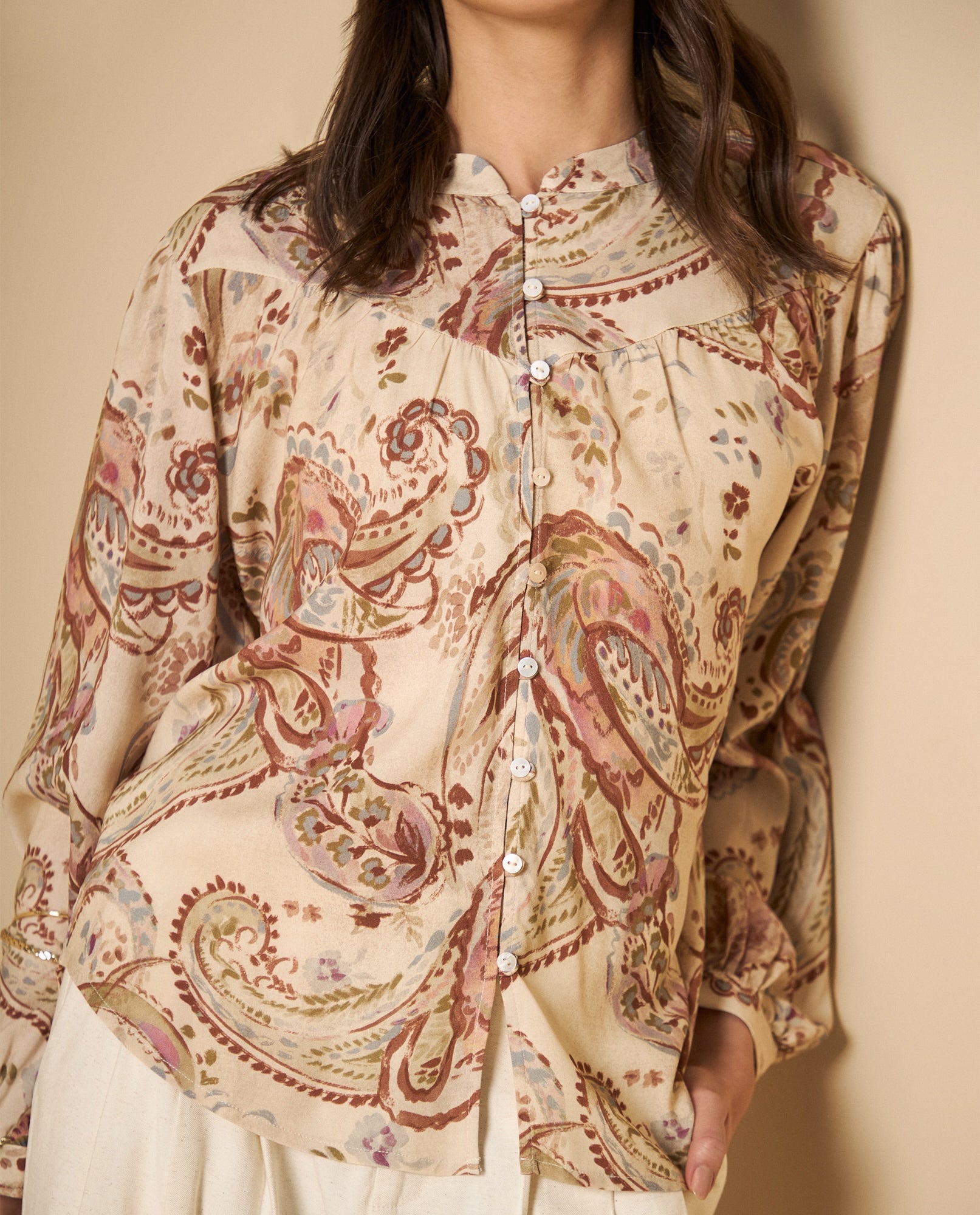 Camisa de viscosa manga larga cuello redondo - Crudo 34_611H041_CRU130000_3