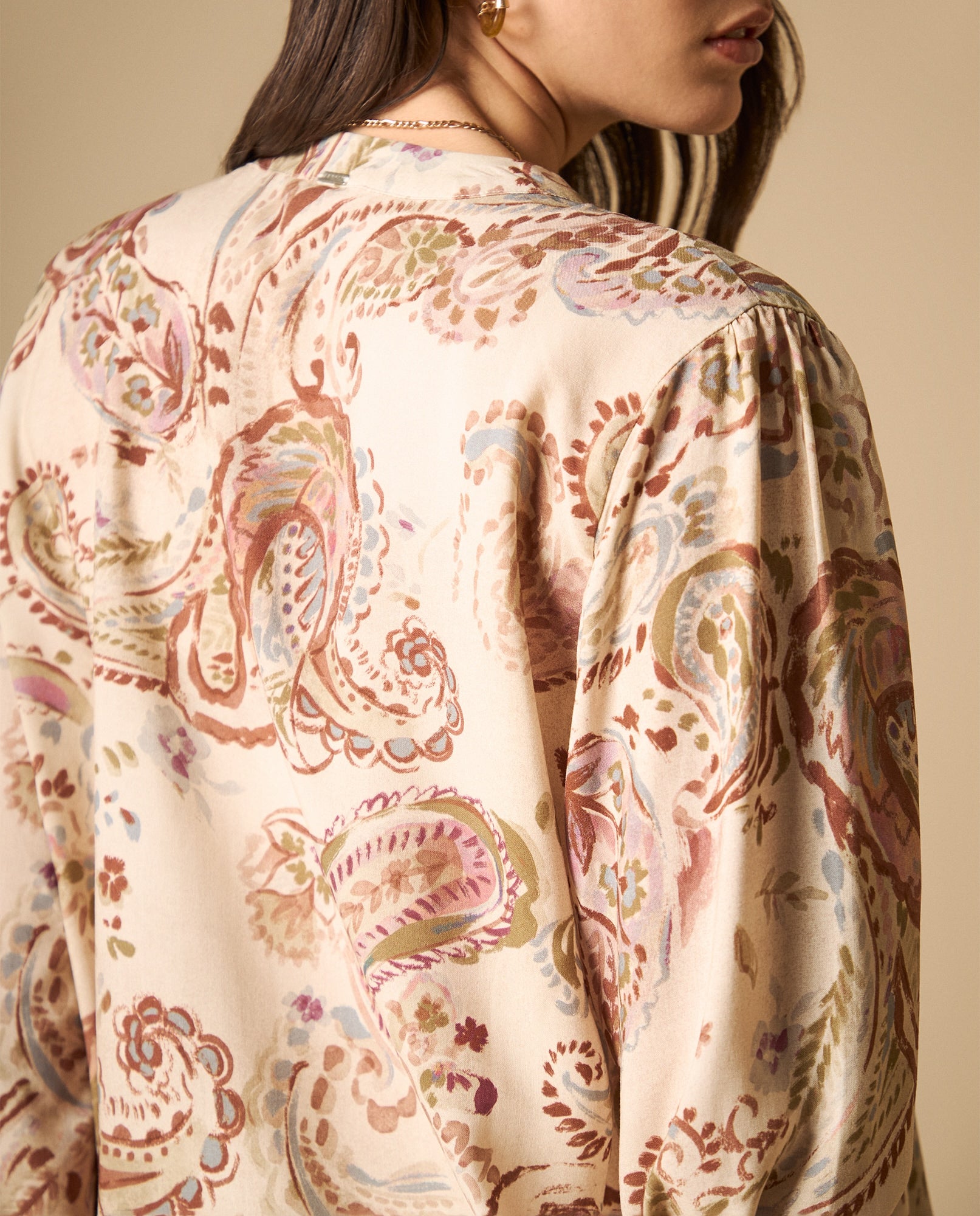 Camisa de viscosa manga larga cuello redondo - Crudo 34_611H041_CRU130000_5