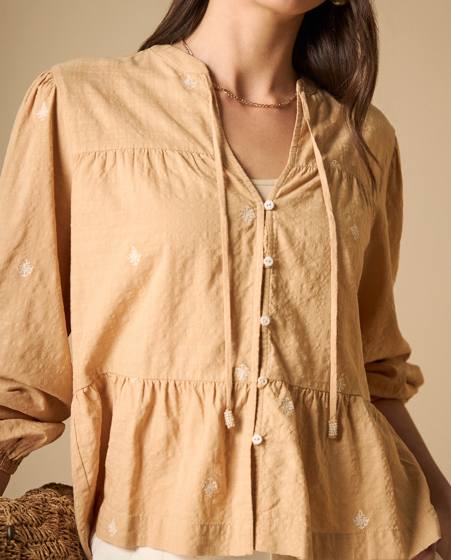 Camisa bordada manga larga cuello en V - Beige