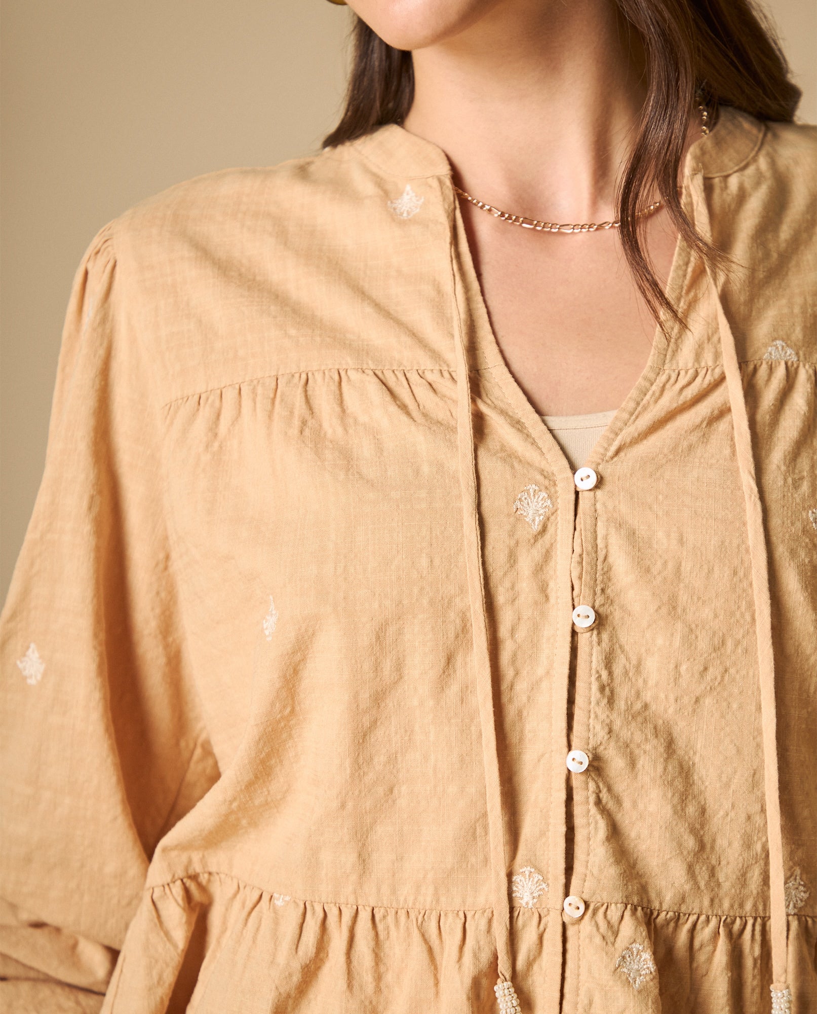 Camisa bordada manga larga cuello en V - Beige 34_611H047_BEI151220_4