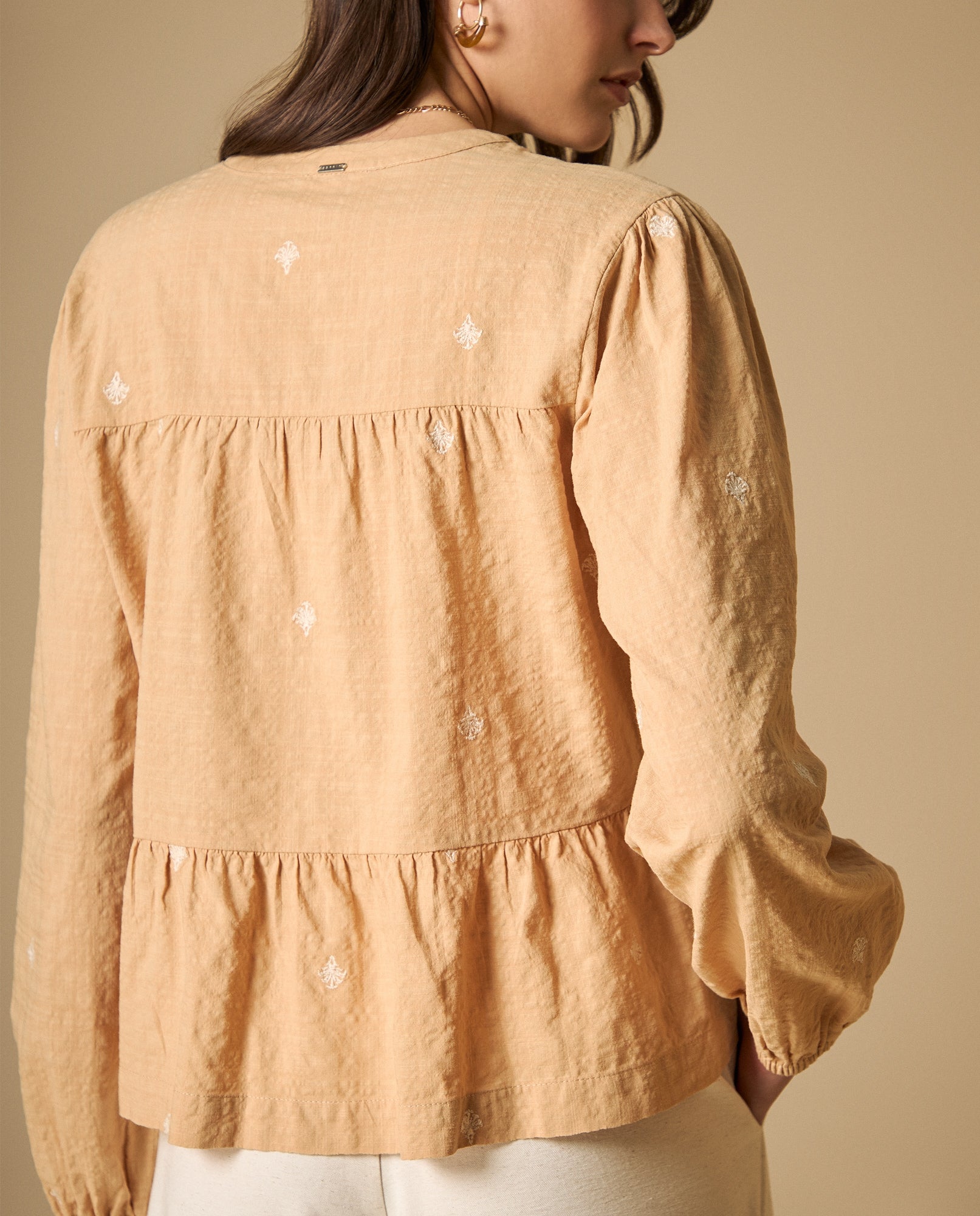 Camisa bordada manga larga cuello en V - Beige 34_611H047_BEI151220_5