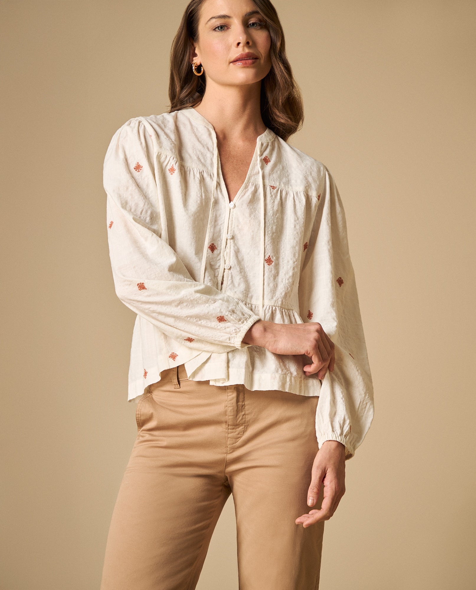 Camisa bordada manga larga cuello en V - Blanco 34_611H047_BLA114202_0