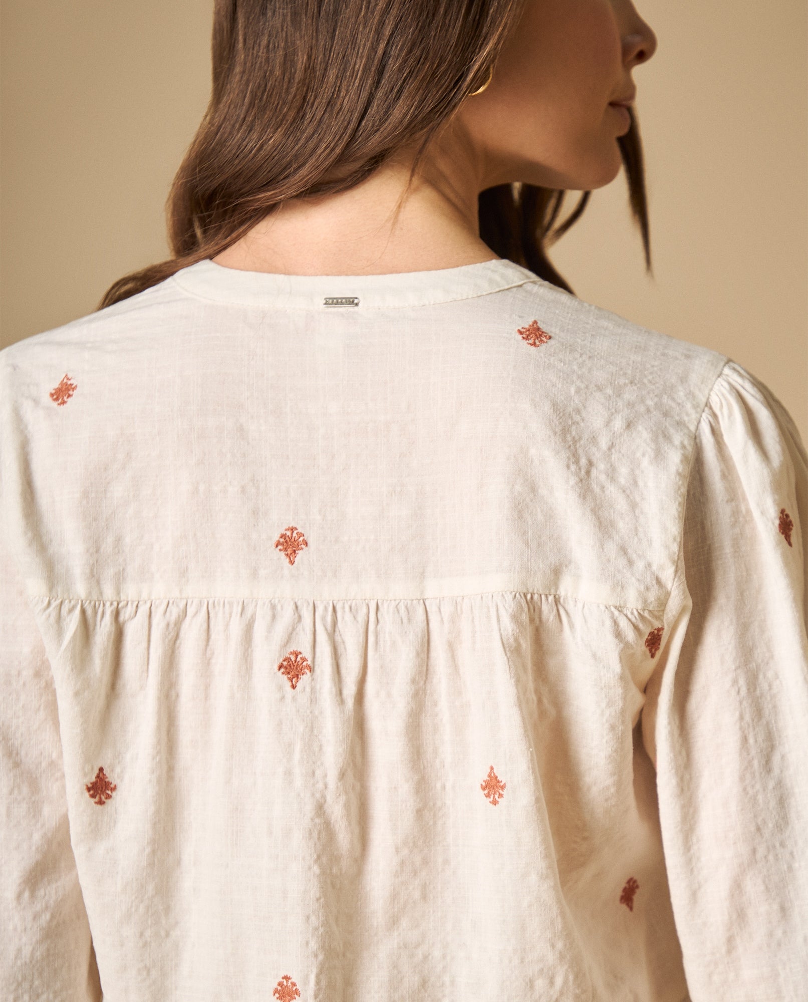 Camisa bordada manga larga cuello en V - Blanco 34_611H047_BLA114202_6