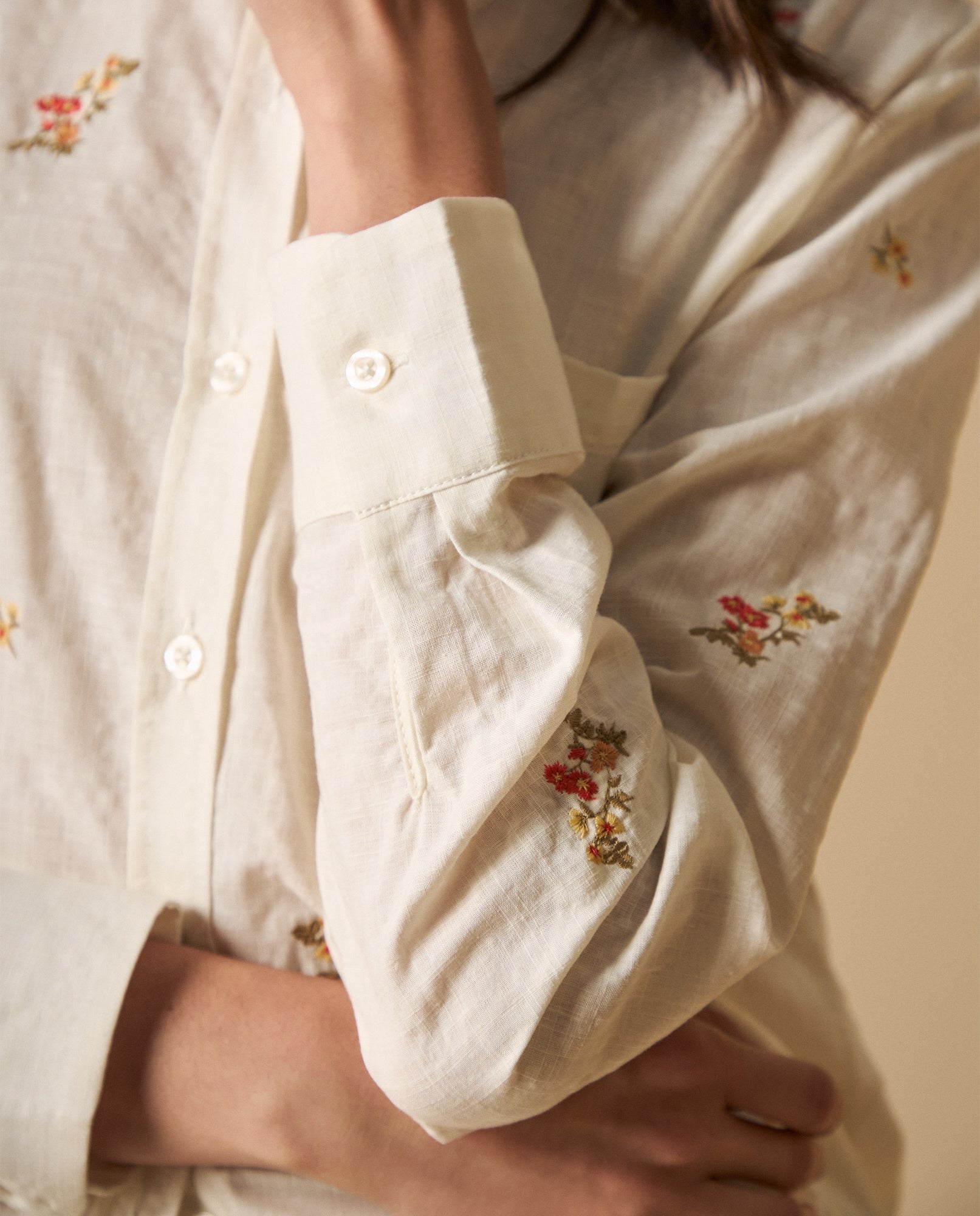 Camisa bordada manga larga cuello camisero - Blanco 34_611H048_BLA114202_3