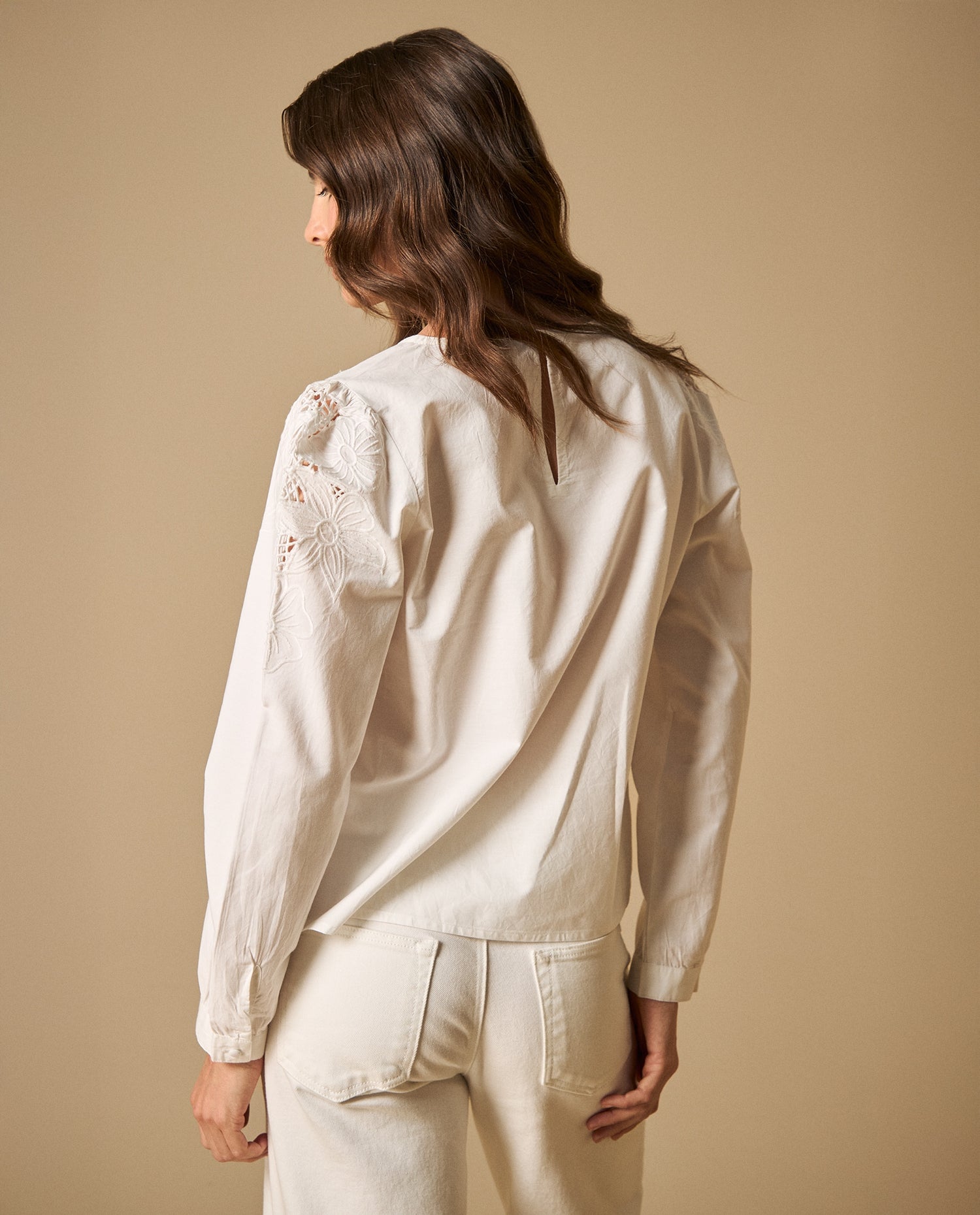 Camisa manga sisa con bordado perforado en escote y hombros - Blanco
