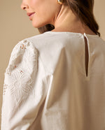 Camisa manga sisa con bordado perforado en escote y hombros - Blanco