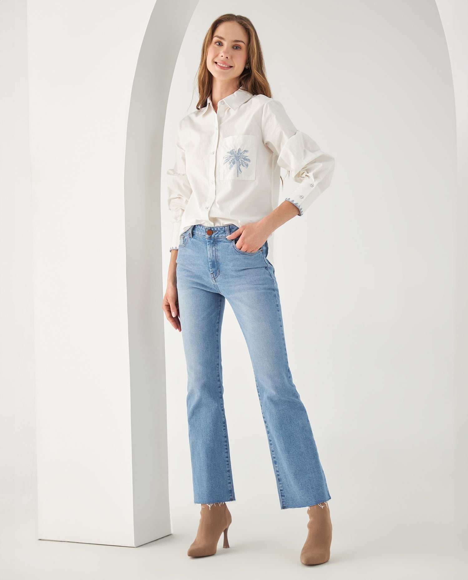 Camisa con apliques bordados para mujer - Crudo