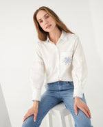 Camisa con apliques bordados para mujer - Crudo