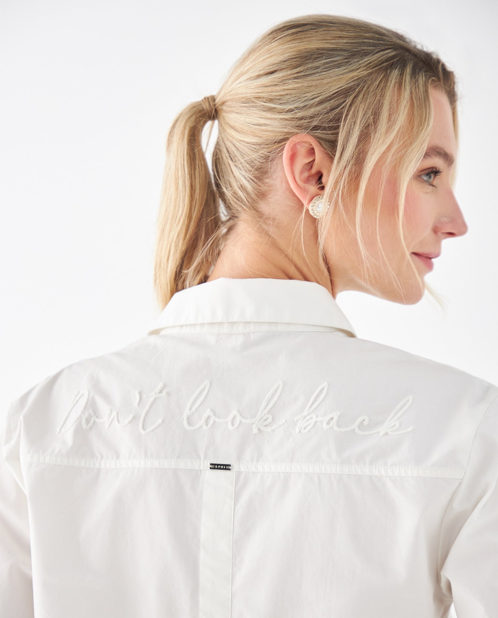 Camisa clásica de botones para mujer - Crudo 34_612F048_CRU110602_6