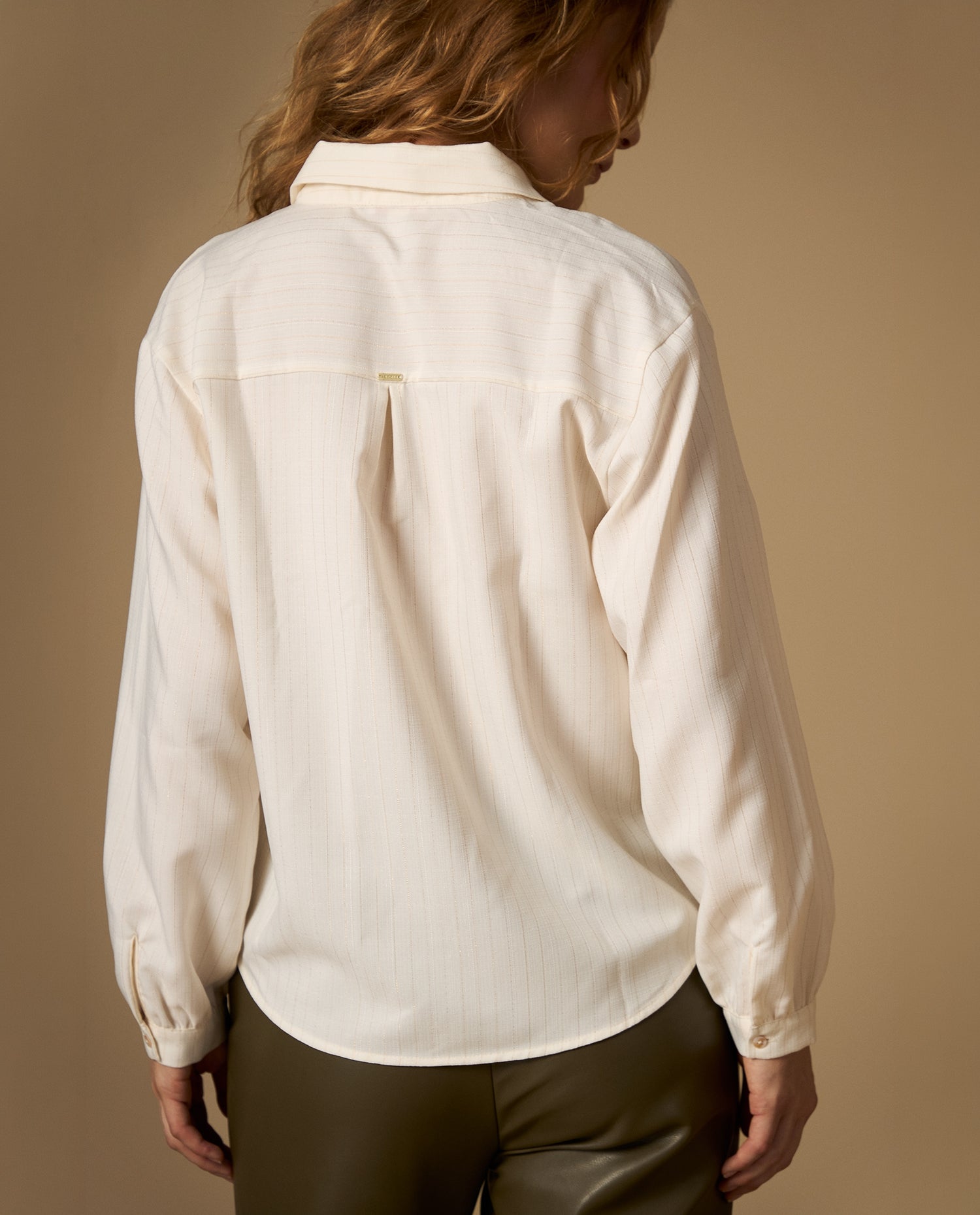 Camisa camisera manga larga con acabado luminoso - Crudo