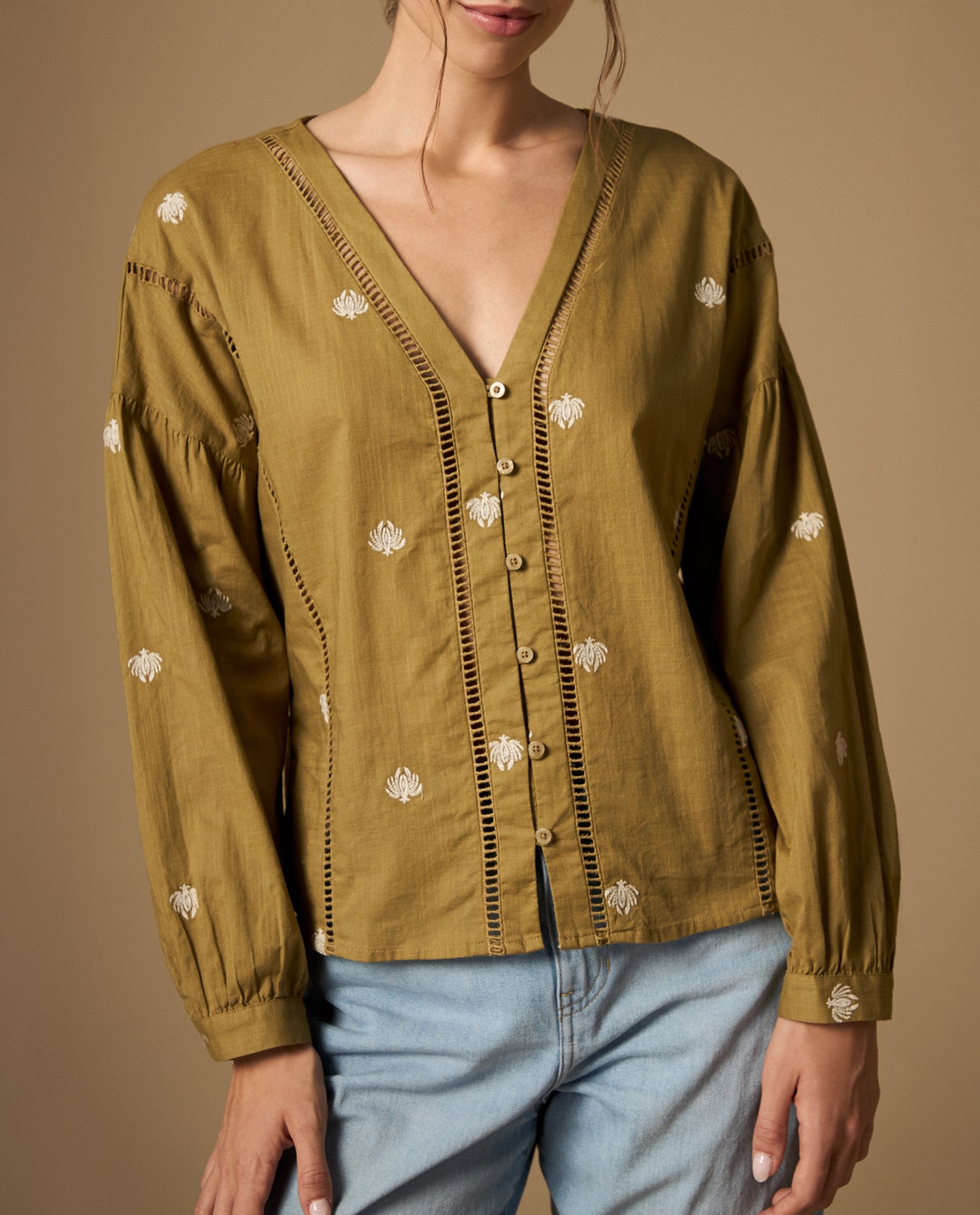 Camisa manga larga cuello en V con bordado floral - Café