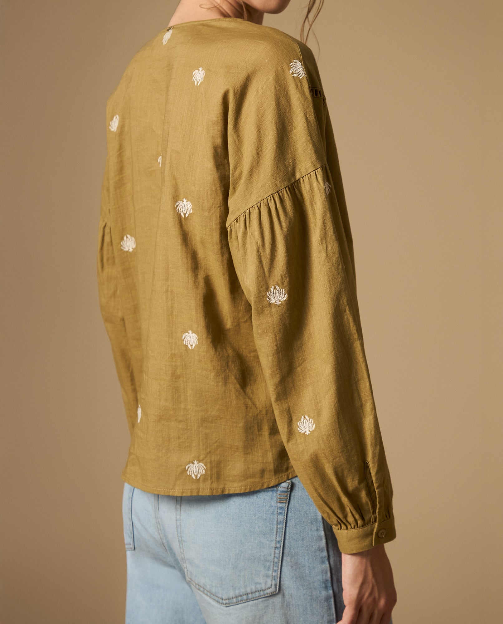 Camisa manga larga cuello en V con bordado floral - Café 34_612H006_CAF170929_4