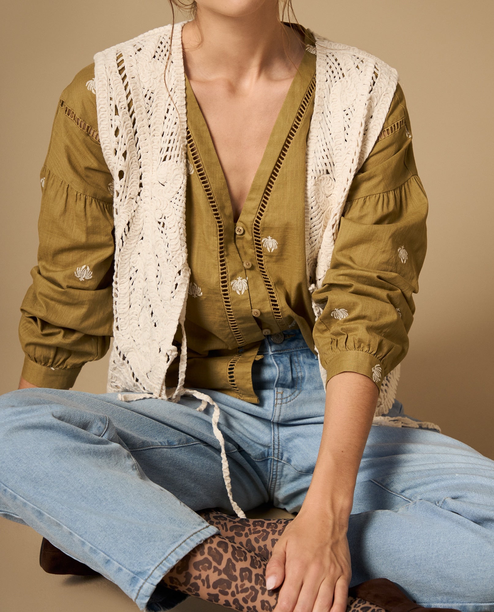 Camisa manga larga cuello en V con bordado floral - Café 34_612H006_CAF170929_5