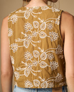 Camisa bordada manga sisa con cuello en V - Café