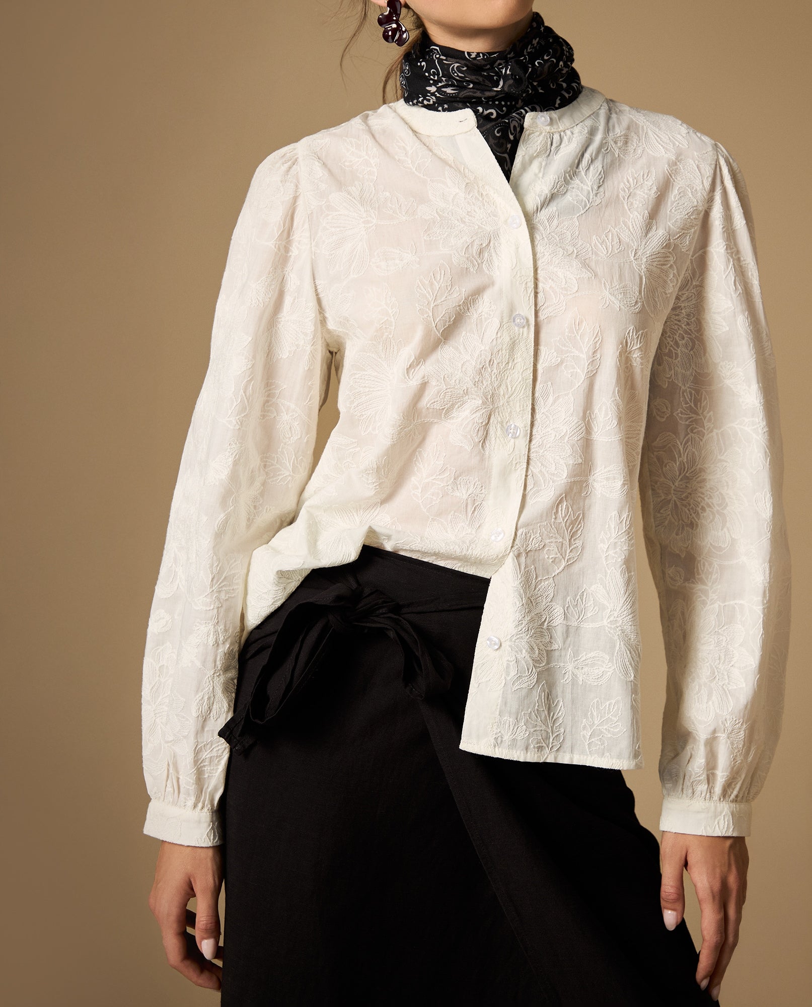 Camisa bordada manga larga cuello nerú - Crudo 34_612H016_CRU114201_0