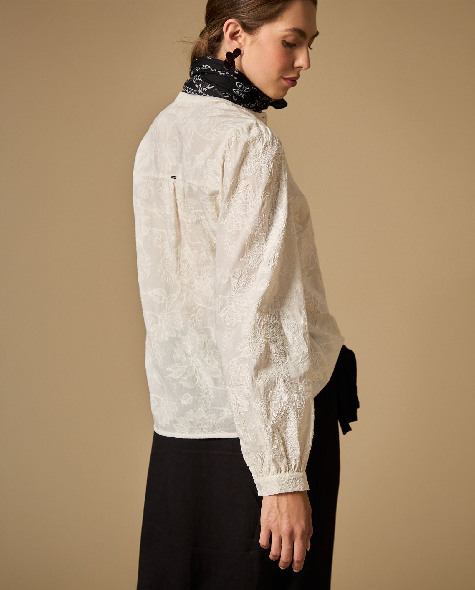 Camisa bordada manga larga cuello nerú - Crudo 34_612H016_CRU114201_4