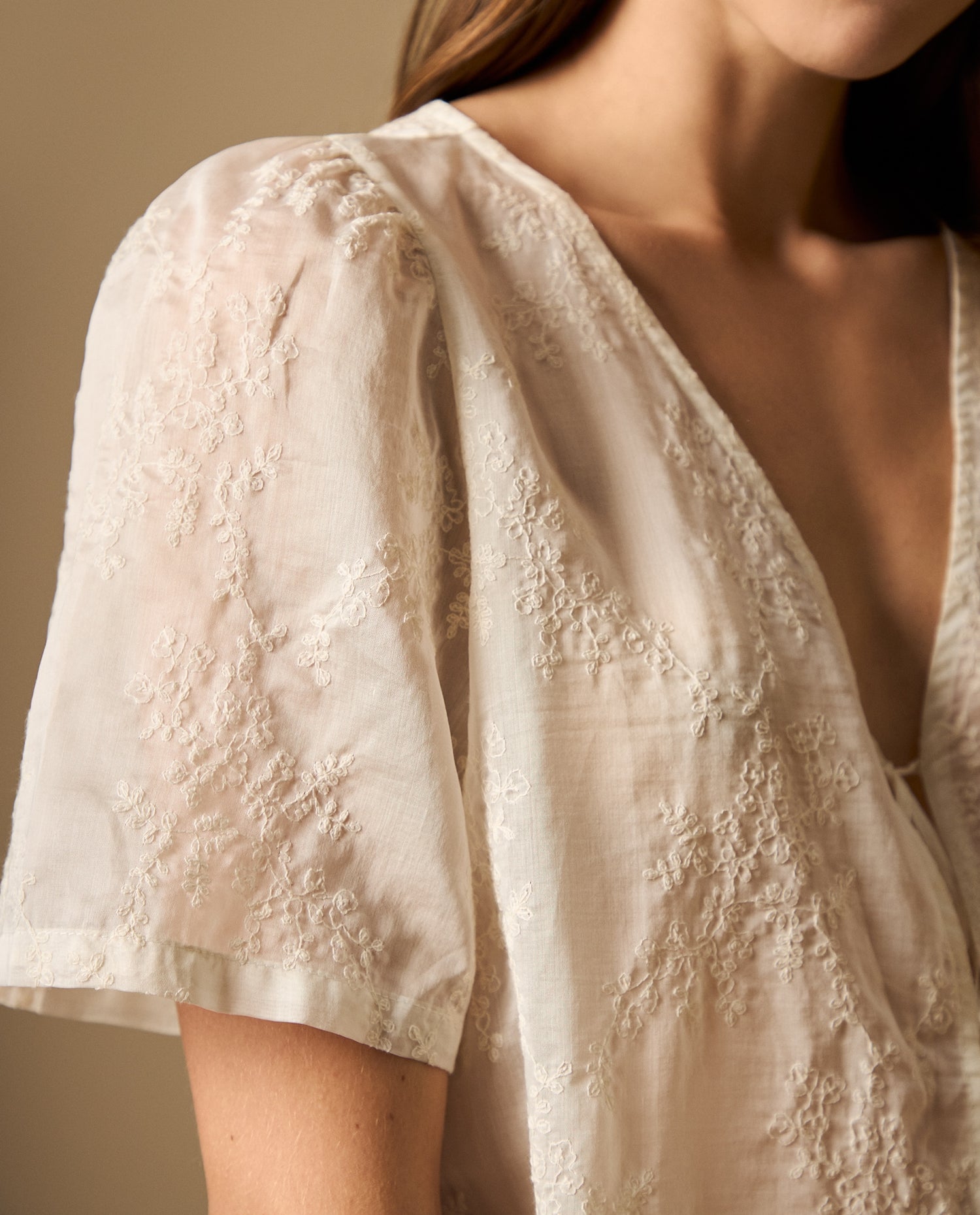 Camisa bordada manga corta cuello V con amarres - Crudo