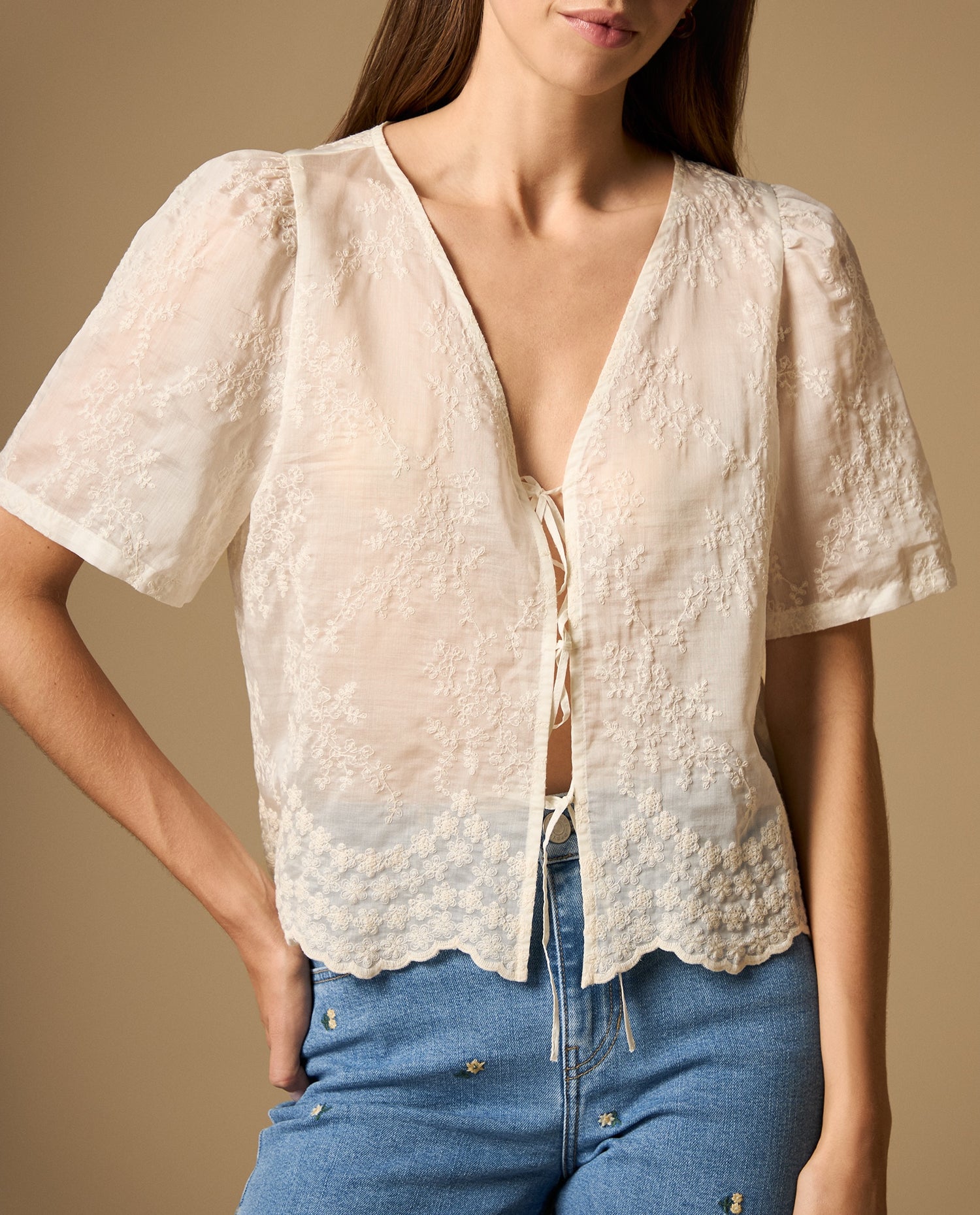 Camisa bordada manga corta cuello V con amarres - Crudo