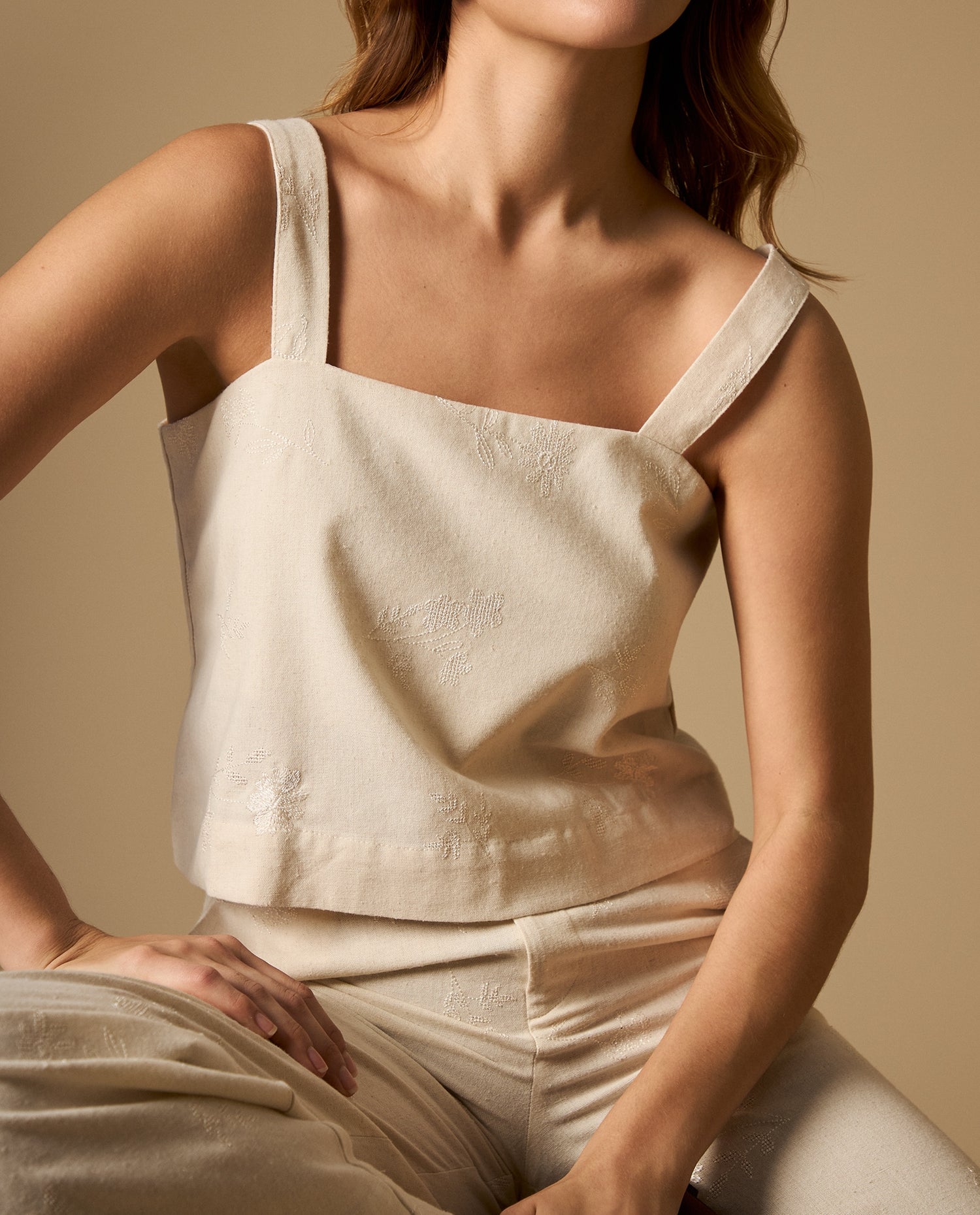 Blusa de tiras con bordado floral y escote redondo - Crudo