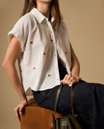 Camisa manga corta con bordado floral y cuello camisero - Crudo