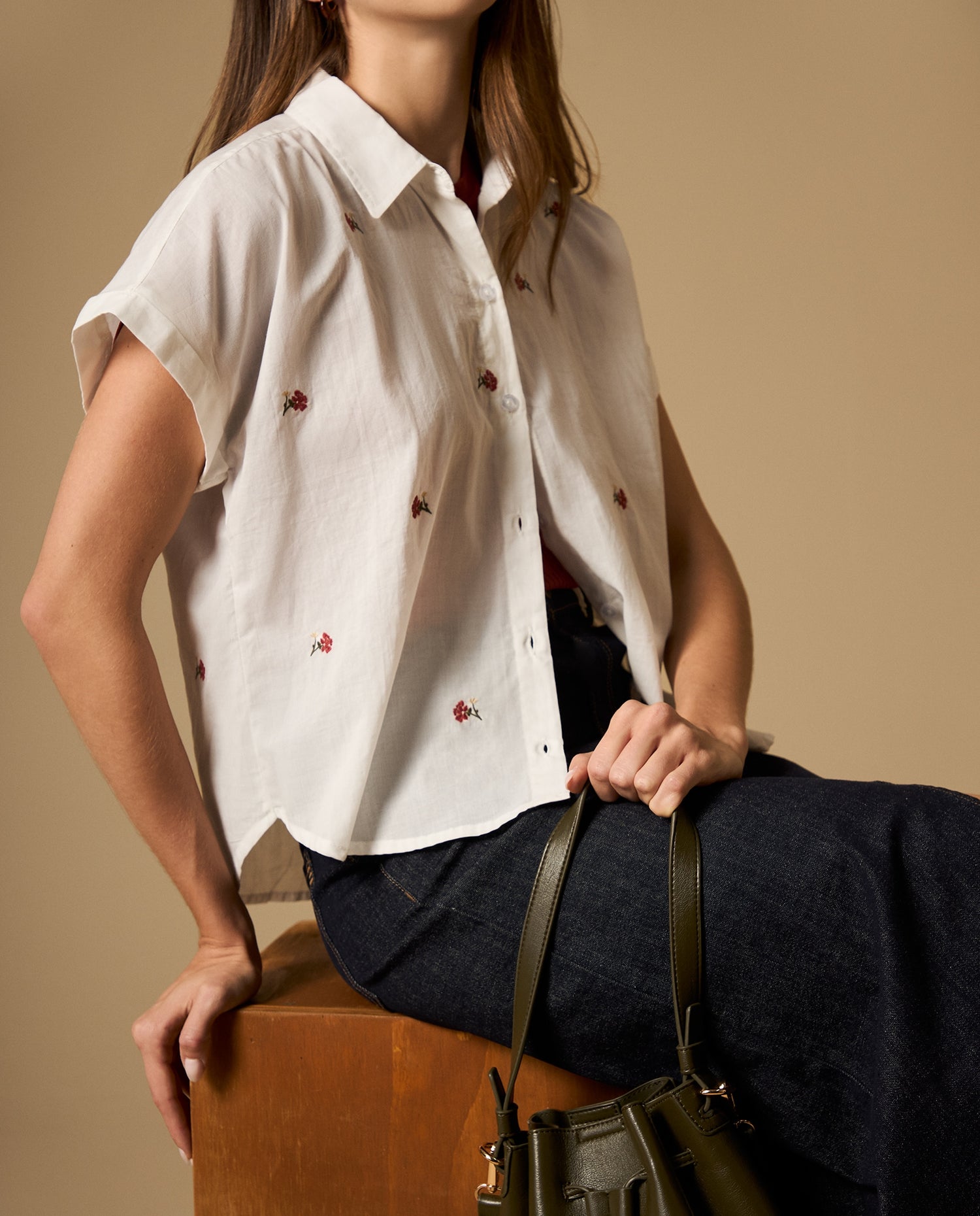 Camisa manga corta con bordado floral y cuello camisero - Crudo