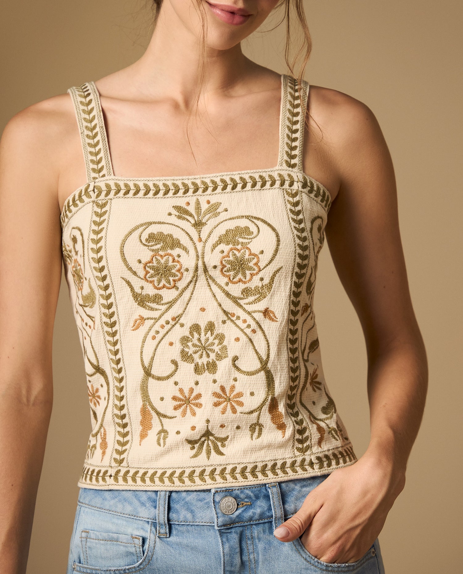 Top de tiras con bordado floral y bordes con detalle - Crudo