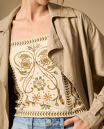 Top de tiras con bordado floral y bordes con detalle - Crudo