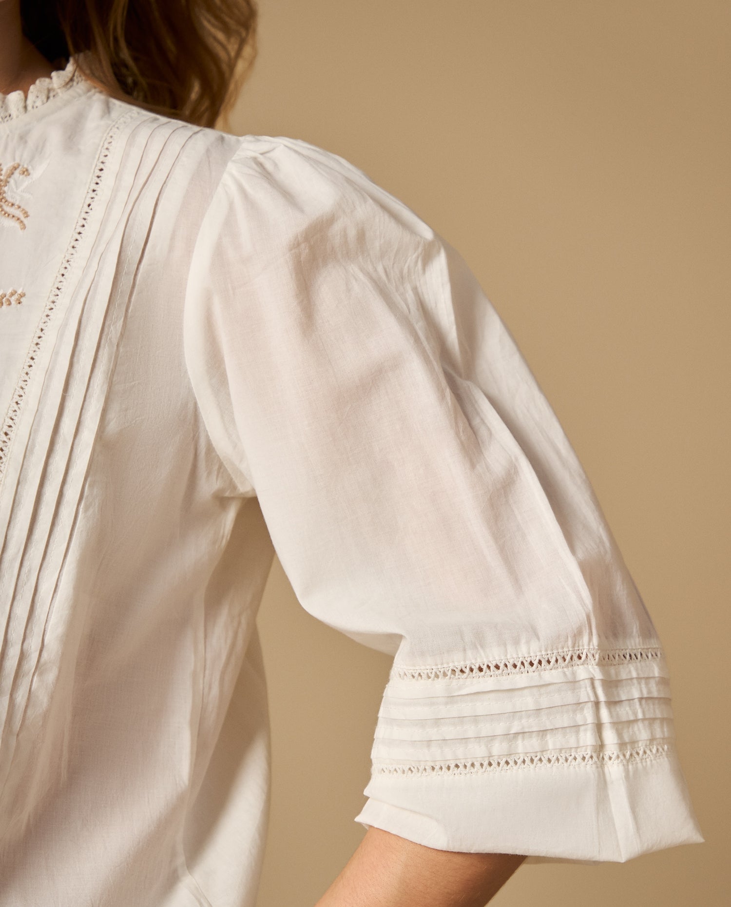 Camisa bordada manga larga con detalles en puños y cuello - Crudo
