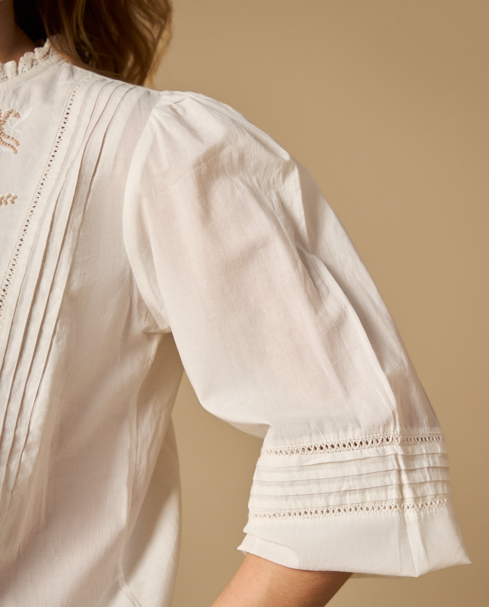 Camisa bordada manga larga con detalles en puños y cuello - Crudo 34_612H221_CRU110105_4
