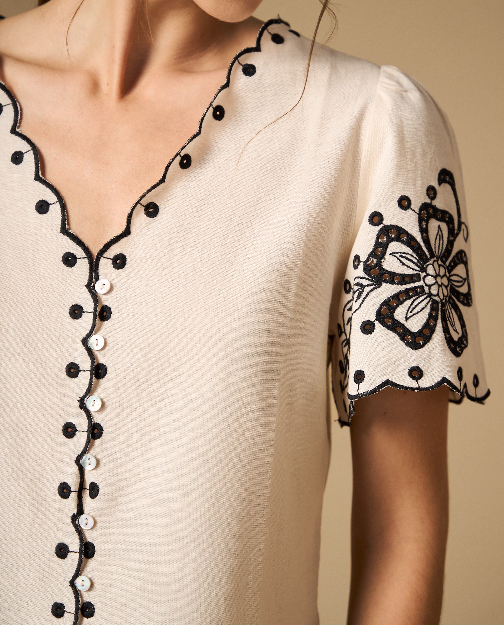 Camisa manga corta con bordado floral y bordes con detalle - Crudo 34_612H225_CRU120908_0