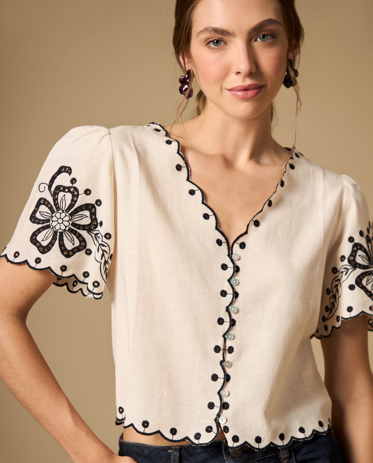 Camisa manga corta con bordado floral y bordes con detalle - Crudo