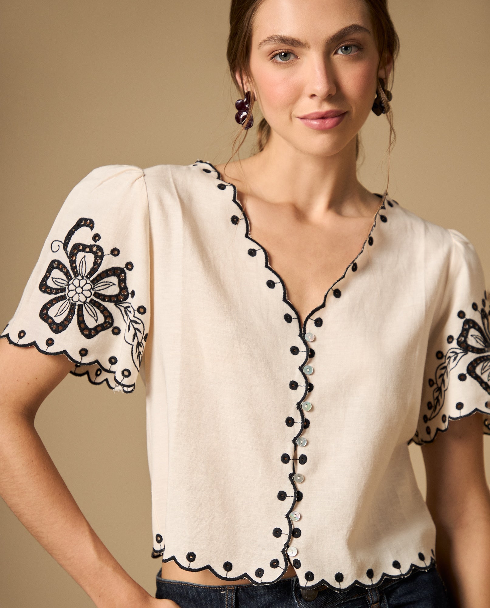 Camisa manga corta con bordado floral y bordes con detalle - Crudo 34_612H225_CRU120908_3