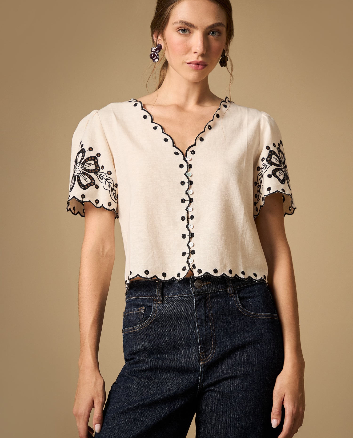 Camisa manga corta con bordado floral y bordes con detalle - Crudo
