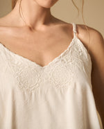 Camisa de tiras con bordado en escote - Crudo
